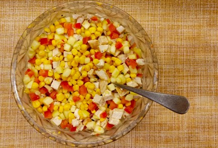 Фото шага рецепта Салат с курицей кукурузой и сладким перцем 187048 шаг 8  