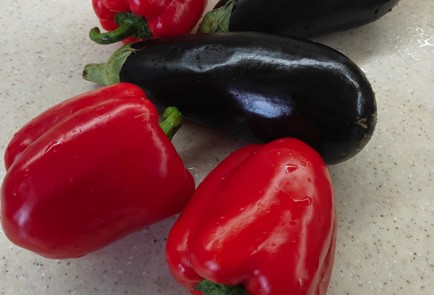 Фото шага рецепта Салат с курицей печеными баклажанами перцем и руколой 175489 шаг 1  