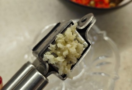 Фото шага рецепта Салат с курицей печеными баклажанами перцем и руколой 175489 шаг 11  