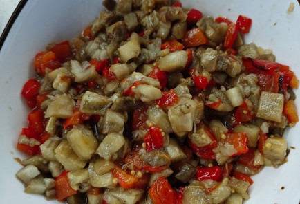 Фото шага рецепта Салат с курицей печеными баклажанами перцем и руколой 175489 шаг 16  