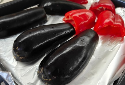 Фото шага рецепта Салат с курицей печеными баклажанами перцем и руколой 175489 шаг 4  