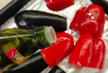 Фото шага рецепта Салат с курицей печеными баклажанами перцем и руколой 175489 шаг 5  