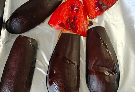 Фото шага рецепта Салат с курицей печеными баклажанами перцем и руколой 175489 шаг 6  