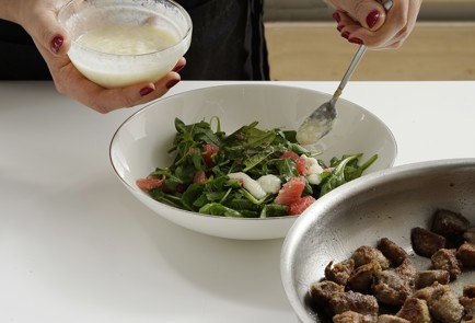 Фото шага рецепта Салат с куриной печенью грейпфрутом и мацони 152846 шаг 11  