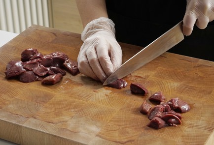 Фото шага рецепта Салат с куриной печенью грейпфрутом и мацони 152846 шаг 2  