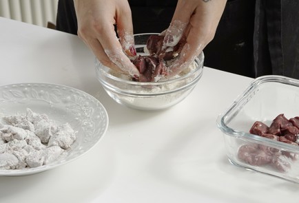 Фото шага рецепта Салат с куриной печенью грейпфрутом и мацони 152846 шаг 6  