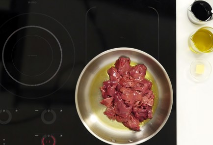 Фото шага рецепта Салат с куриной печенью и гранатом 81347 шаг 2  