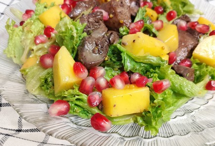 Фото шага рецепта Салат с куриной печенью и манго 191207 шаг 10