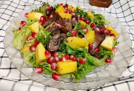 Фото шага рецепта Салат с куриной печенью и манго 191207 шаг 11