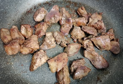 Фото шага рецепта Салат с куриной печенью и манго 191207 шаг 2