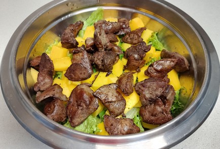 Фото шага рецепта Салат с куриной печенью и манго 191207 шаг 7