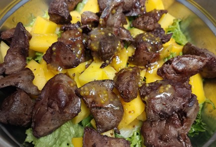 Фото шага рецепта Салат с куриной печенью и манго 191207 шаг 9