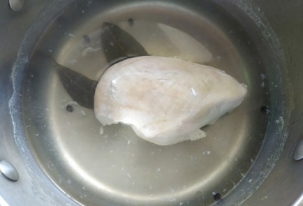 Фото шага рецепта Салат с куриным филе и кукурузой 189158 шаг 1  