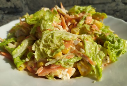 Фото шага рецепта Салат с куриным филе и кукурузой 189158 шаг 10  