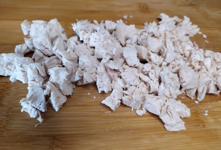 Фото шага рецепта Салат с куриным филе и кукурузой 189158 шаг 2  