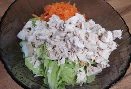 Фото шага рецепта Салат с куриным филе и кукурузой 189158 шаг 5  