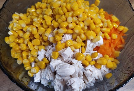 Фото шага рецепта Салат с куриным филе и кукурузой 189158 шаг 6  