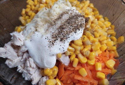 Фото шага рецепта Салат с куриным филе и кукурузой 189158 шаг 8  