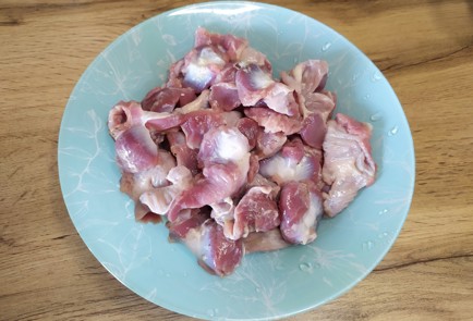 Фото шага рецепта Салат с куриными желудочками и зеленью 189013 шаг 1