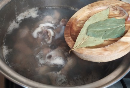 Фото шага рецепта Салат с куриными желудочками и зеленью 189013 шаг 2