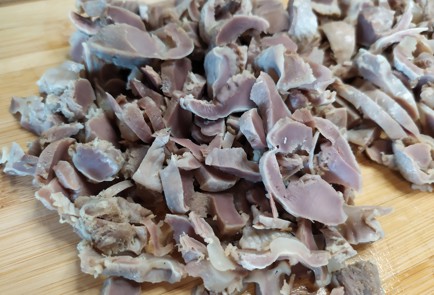 Фото шага рецепта Салат с куриными желудочками и зеленью 189013 шаг 4