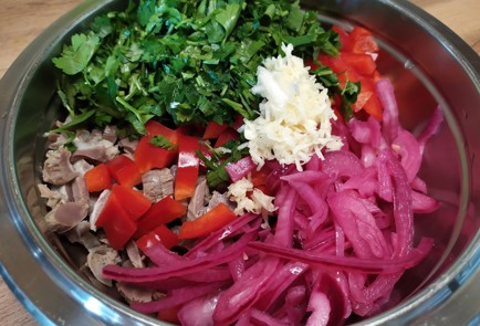 Фото шага рецепта Салат с куриными желудочками и зеленью 189013 шаг 6