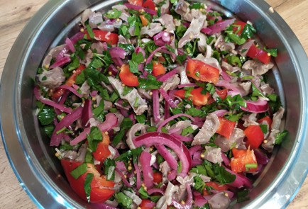 Фото шага рецепта Салат с куриными желудочками и зеленью 189013 шаг 8