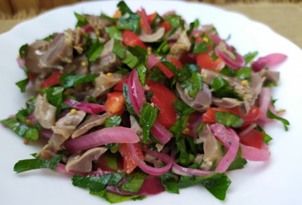 Фото шага рецепта Салат с куриными желудочками и зеленью 189013 шаг 9