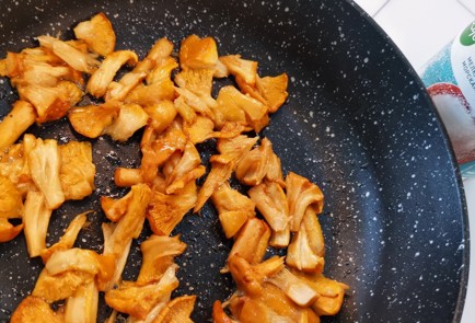 Фото шага рецепта Салат с лисичками 174734 шаг 2  