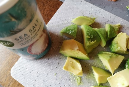 Фото шага рецепта Салат с лососем 189481 шаг 2  