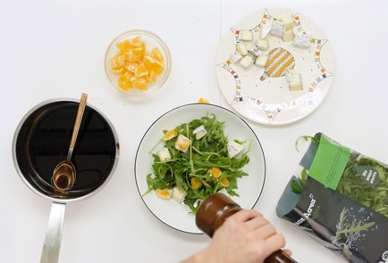 Фото шага рецепта Салат с мандаринами и камамбером 126198 шаг 4  