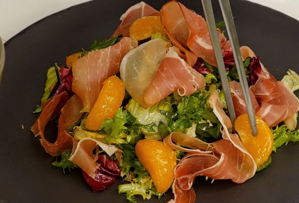 Фото шага рецепта Салат с мандаринами и прошутто 114450 шаг 4  