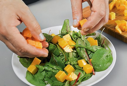 Фото шага рецепта Салат с манго и куриной печенью 23847 шаг 1  