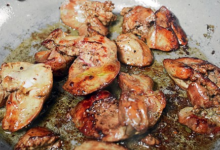 Фото шага рецепта Салат с манго и куриной печенью 23847 шаг 3  