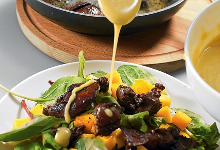 Фото шага рецепта Салат с манго и куриной печенью 23847 шаг 4  