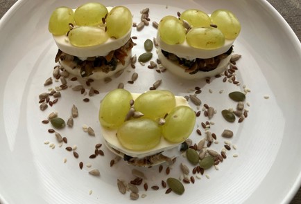 Фото шага рецепта Салат с мидиями сыром и виноградом 188030 шаг 10  