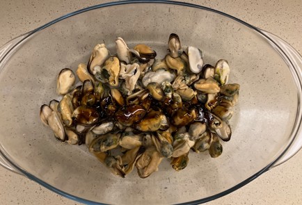 Фото шага рецепта Салат с мидиями сыром и виноградом 188030 шаг 2  