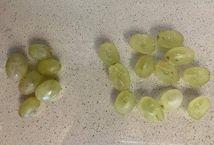 Фото шага рецепта Салат с мидиями сыром и виноградом 188030 шаг 5  