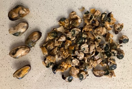 Фото шага рецепта Салат с мидиями сыром и виноградом 188030 шаг 6  