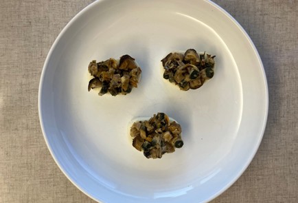 Фото шага рецепта Салат с мидиями сыром и виноградом 188030 шаг 7  