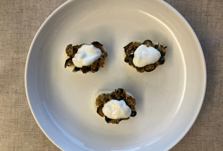 Фото шага рецепта Салат с мидиями сыром и виноградом 188030 шаг 8  