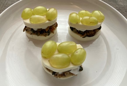 Фото шага рецепта Салат с мидиями сыром и виноградом 188030 шаг 9  