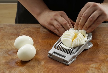 Фото шага рецепта Салат с минтаем и яблоком 152999 шаг 4  