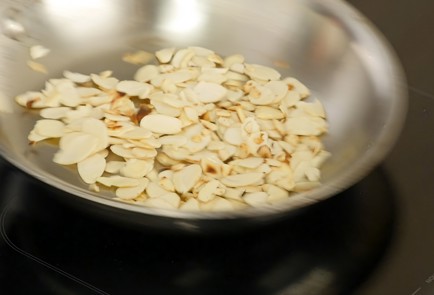 Фото шага рецепта Салат с морковью красной рыбой и миндалем 93022 шаг 3  