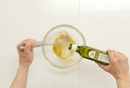 Фото шага рецепта Салат с морковью красной рыбой и миндалем 93022 шаг 4  