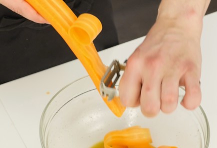 Фото шага рецепта Салат с морковью красной рыбой и миндалем 93022 шаг 5  