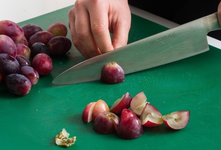 Фото шага рецепта Салат с нутом и виноградом 152052 шаг 2  