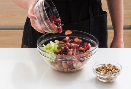 Фото шага рецепта Салат с нутом и виноградом 152052 шаг 5  