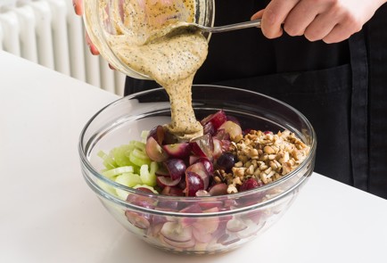 Фото шага рецепта Салат с нутом и виноградом 152052 шаг 6  