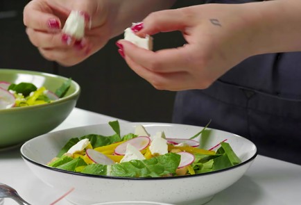 Фото шага рецепта Салат с нутом редиской и абрикосовой заправкой 152540 шаг 10  